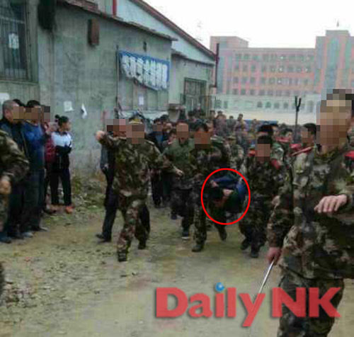 무장한 채 탈북했던 군인이 중국에서 중국 군인에게 체포돼 끌려가고 있다./데일리NK