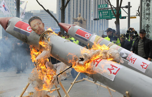 /조선DB 2012년 4월 서울 미국 대사관 옆에서 열린 북한 미사일 발사 규탄 궐기 대회에서 김정은을 태운 미사일을 한국 요격 미사일이 격추시는 퍼포먼스를 선보이고 있다.