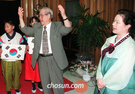 1998년 4월 서울사대부속초등학교에서 안병원·노선영 부부가 학생들과 함께‘우리의 소원’을 부르고 있다. /허영한 기자