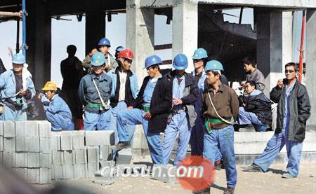 카타르 도하에서 남쪽으로 40㎞ 떨어진 메사이드 연립주택 건설현장에서 쉬고 있는 북한 노동자들./도하(카타르)=채승우 기자 