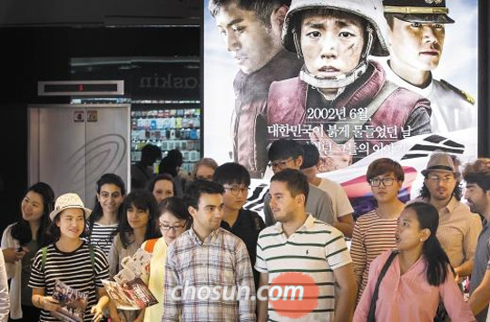25일 서울 용산구의 한 영화관에서 외국인 유학생들이 영화 ‘연평해전’을 관람하기 위해 입장하고 있다. /김지호 기자