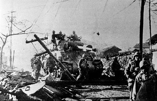 6·25 전쟁 당시의 모습. 1951년 조사에 따르면 6·25 전쟁으로 전국에서 전력 설비 60% 이상이 파괴됐다. /한국전력 제공