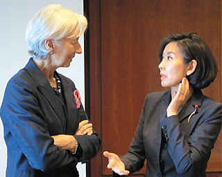 크리스틴 라가르드(왼쪽) IMF총재와 나경원 국회 외교통일위원장이 23일 미 워싱턴DC의 IMF본부에서 얘기를 나누고 있다. /나경원 의원실 제공[출처] 본 기사는 조선닷컴에서 작성된 기사 입니다