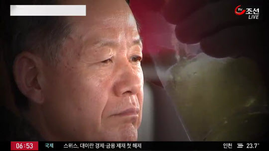 한민구 국방장관이 지난 7일 경기 분당서울대병원을 방문, 북한군이 매설한 지뢰 폭발로 중상을 당한 하모 하사의 손을 잡고 위로하고 있다. /국방부 제공[출처] 본 기사는 조선닷컴에서 작성된 기사 입니다
