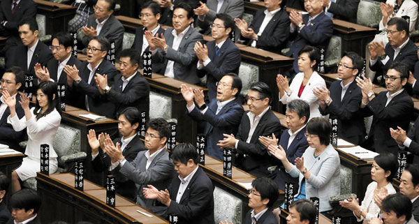 안보법안 통과되자 박수치는 日여당 의원들 - 19일 일본 참의원 본회의장에서 안보관련법이 통과되자 여당 의원들이 일제히 박수를 치고 있다. /AP 뉴시스[출처] 본 기사는 조선닷컴에서 작성된 기사 입니다