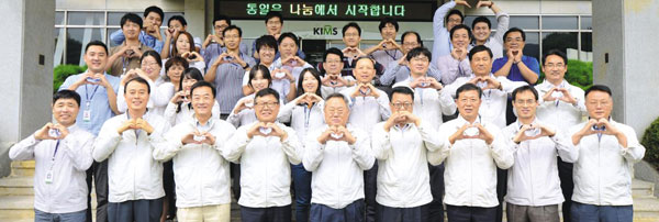 김해두(왼쪽에서 다섯째) 재료연구소 소장과 임직원들이 30일 기부를 약정한 뒤 사진을 찍고 있다. /재료연구소 제공[출처] 본 기사는 조선닷컴에서 작성된 기사 입니다