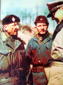 1951년 2월 지평리 전투 후 한국전선을 찾은 미국 맥아더(맨 오른쪽) 사령관을 만나고 있는 몽클라르(맨 왼쪽) 장군. /지평사모 제공[출처] 본 기사는 조선닷컴에서 작성된 기사 입니다