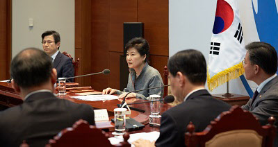 박근혜 대통령이 28일 오후 청와대에서 북한의 5차 핵실험 관련 대응과 우리 군의 대비 태세를 점검하기 위한 국가안전보장회의(NSC)를 주재하고 있다. /청와대 제공.[출처] 본 기사는 조선닷컴에서 작성된 기사 입니다