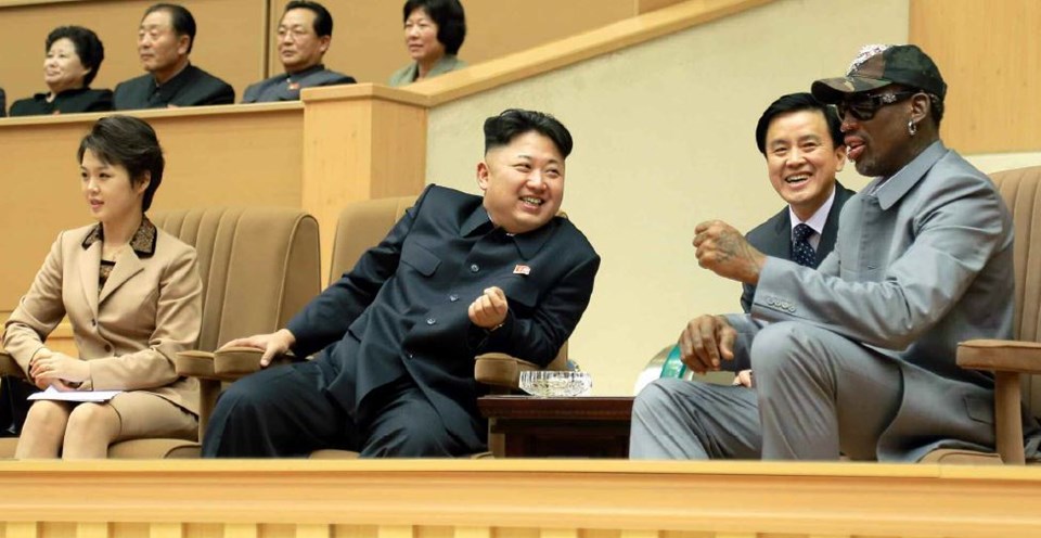 2014년 1월 9일 북한 김정은 국방위원회 제1위원장이 데니스 로드먼 등 미국 프로농구(NBA) 출신 선수들과 농구경기를 관람했다고 노동신문이 보도했다. /출처=노동신문[출처] 본 기사는 조선닷컴에서 작성된 기사 입니다