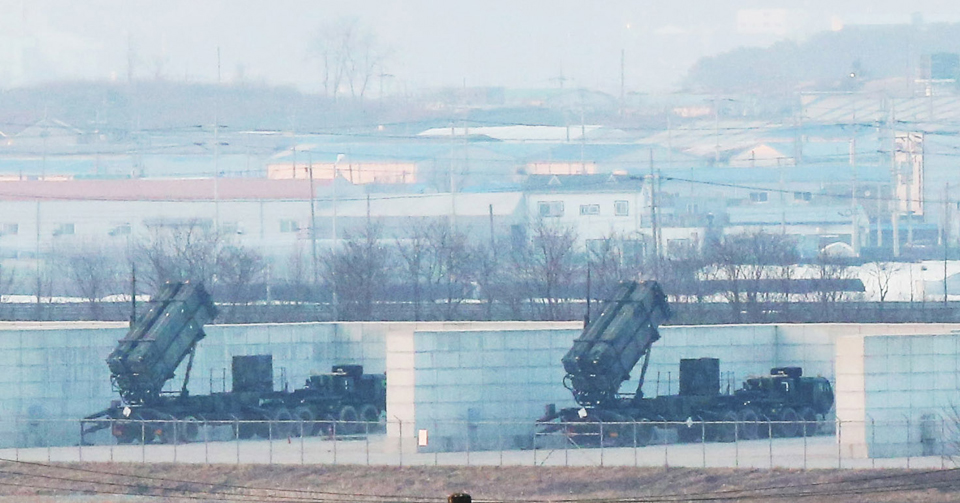 주한미군사령부는 북한의 핵실험과 장거리 로켓 발사에 대응해 패트리엇(PAC-3) 부대를 한국에 추가 배치했다고 2월 13일 밝혔다. 사진은 북한의 장거리 로켓 발사를 앞둔 지난 3일 경기도 평택시 진위면 오산미군기지에 배치되어 있는 패트리엇 미사일 모습. /연합뉴스[출처] 본 기사는 조선닷컴에서 작성된 기사 입니다