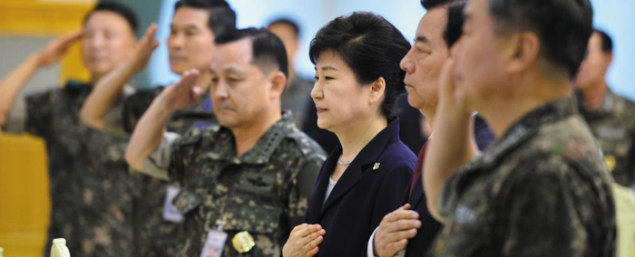 박근혜 대통령이 23일 전군 주요 지휘관을 격려하는 청와대 오찬 행사에서 국민의례를 하고 있다. /뉴시스[출처] 본 기사는 조선닷컴에서 작성된 기사 입니다