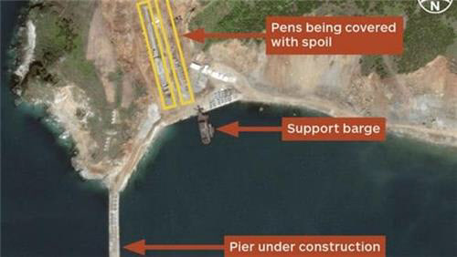북한이 짓고 있는 잠수함 대피소 위성사진/IHS 제인스 디펜스 제공[출처] 본 기사는 조선닷컴에서 작성된 기사 입니다