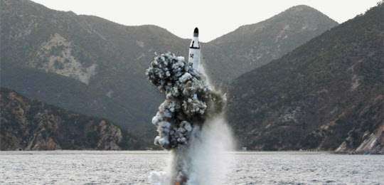 북한이 지난 4월 공개한 잠수함탄도미사일(SLBM) 발사 모습. /노동신문[출처] 본 기사는 조선닷컴에서 작성된 기사 입니다