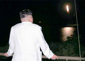 지난 24일 ‘잠수함발사탄도미사일(SLBM)’ 시험발사를 지켜보는 김정은. /노동신문[출처] 본 기사는 조선닷컴에서 작성된 기사 입니다