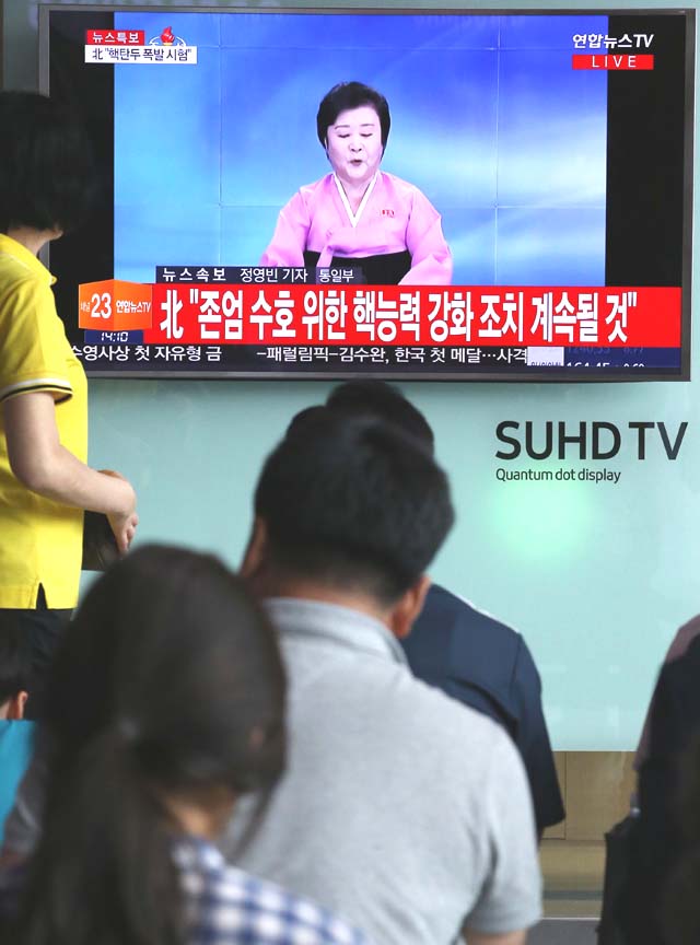 2016년 9월 9일 북한의 5차 핵실험이 알려진 가운데 서울역을 찾은 시민들이 크게 동요하지 않고 TV를 통해 나오는 북핵관련 뉴스를 관심을 갖고 보거나 무심하게 지나치고 있다. /이진한 기자[출처] 본 기사는 조선닷컴에서 작성된 기사 입니다
