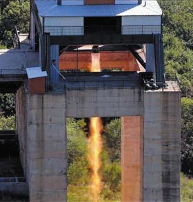 북한은 20일 새로 개발한 ‘신형 위성 운반 로켓용 엔진 연소 시험’에 성공했다고 밝혔다. 사진은 신형 엔진이 화염을 내뿜는 장면. /노동신문[출처] 본 기사는 조선닷컴에서 작성된 기사 입니다
