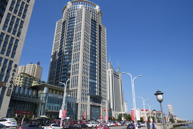 북한의 핵 프로그램 개발 관련 물자를 제공했다는 의혹을 받는 훙샹산업개발공사가 입주한 중국 랴오닝성 단둥의 건물. 훙샹개발공사는 이 건물 16층에 입주해 있다. /연합뉴스[출처] 본 기사는 조선닷컴에서 작성된 기사 입니다