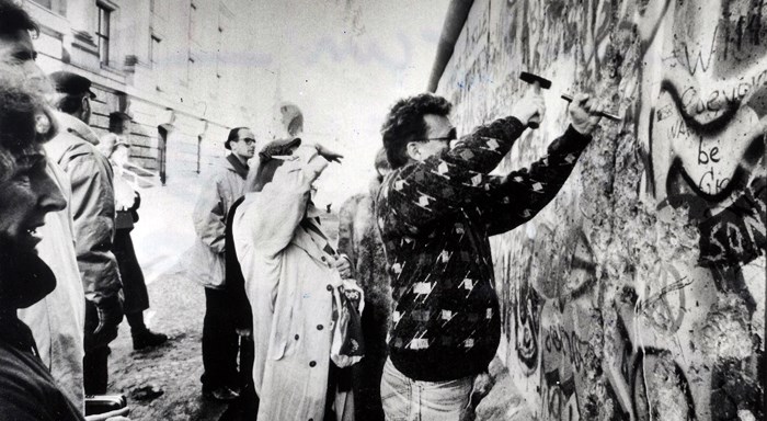 1990년 11월 동서 국경개방 조치가 발표된 후 베를린 장벽을 허물고 있는 독일 국민들. /조선일보 DB[출처] 본 기사는 조선닷컴에서 작성된 기사 입니다