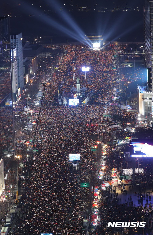 【서울=뉴시스】사진공동취재단 = 3일 오후 서울 종로구 광화문광장 일대에서 열린 제6차 민중총궐기에 참가한 시민들이 촛불을 들고 박근혜 대통령의 퇴진을 요구하고 있다. 집회를 주최한 '박근혜정권 퇴진 비상국민행동'(퇴진행동)은 이날 오후 9시30분까지 서울에 170만명, 전국적으로는 232만명이 운집했다고 밝혔다. 2016.12.04. photo@newsis.com 16-12-04