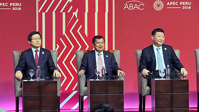 제24차 아시아태평양경제협력체(APEC) 참석차 페루를 방문 중인 황교안 국무총리(왼쪽)가 19일(현지시각) 페루 리마 컨벤션에서 열린 기업인자문위원회에 시진핑 중국 국가주석(오른쪽) 등과 함께 참석해 있다. /국무총리실 제공