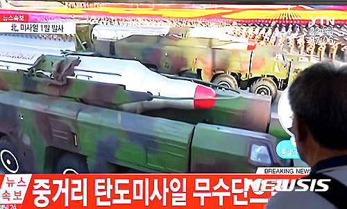 【서울=뉴시스】박진희 기자 = 북한이 22일 오전 5시 58분쯤 강원도 원산 일대에서 무수단급(사거리 3,000~4,000㎞) 중거리 탄도미사일(IRBM)로 추정되는 발사체 1발을 발사했지만, 또다시 실패한 것으로 추정된다고 합동참모본부가 이날 밝혔다. 북한의 무수단 미사일 발사는 이번이 다섯 번째로, 우리 군 당국의 평가에 따르면 모두 실패한 셈이다.사진은 이날 오전 서울 중구 청파로 서울역 대기실에서 시민이 북한 미사일 발사 관련 TV 속보를 지켜보고 있다. 2016.06.22.