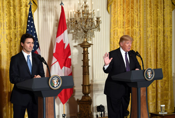 도널드 트럼프 미국 대통령이 13일 백악관에서 쥐스탱 트뤼도 캐나다 총리와 공동 기자회견을 열고 있다./AP연합