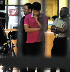 김정남 부검 반대한 北대사관 - 15일(현지 시각) 밤 김정남 시신이 안치된 말레이시아 쿠알라룸푸르 병원(HKL)을 찾은 북한 대사관 관계자(가운데)가 부검을 참관한 뒤 병원을 떠나고 있다. /AFP 연합뉴스