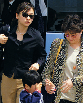 2001년 김정남이 일본에 위조여권으로 입국하다가 적발될 당시 언론에 포착된 서영란(왼쪽) 추정 여성. 오른쪽 여성은 김정남의 본처인 신정희, 어린이는 당시 만 6세였던 장남 김한솔이다.