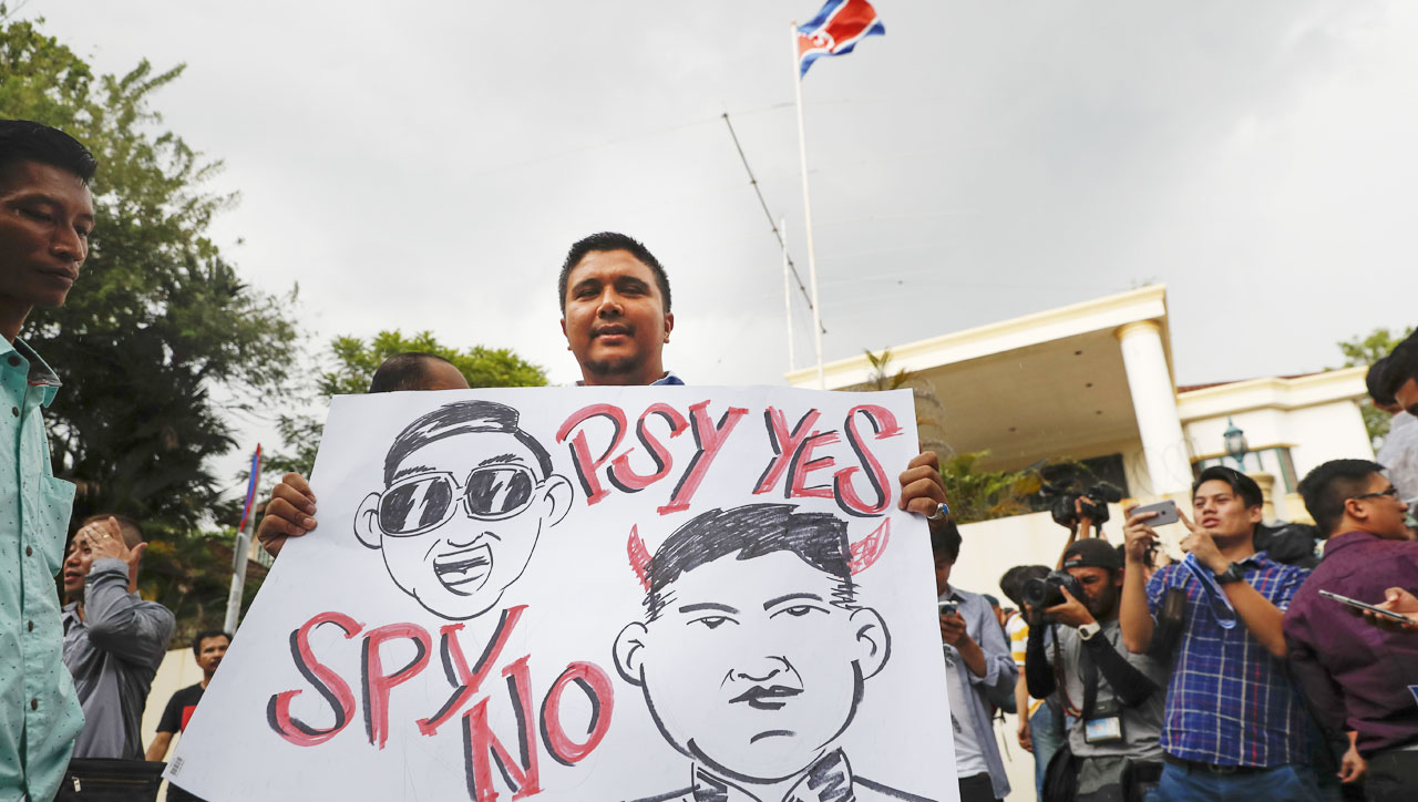 말레이 北대사관 앞에서 "북한이 싫다" - 말레이시아 연립정부를 주도하는 통일말레이국민조직(UMNO) 청년위원회 회원들이 23일 쿠알라룸푸르의 북한 대사관 앞에서 항의 시위를 하고 있다. 시위 피켓에는‘싸이(PSY·가수·남한)는 좋고, 스파이(SPY·북한)는 싫다’는 문구가 적혀 있다. 김정남 암살과 관련, 북한이“말레이시아 수사를 못 믿는다”고 밝힌 이후 현지에선 반북(反北) 분위기가 빠르게 확산하고 있다. /AP 연합뉴스