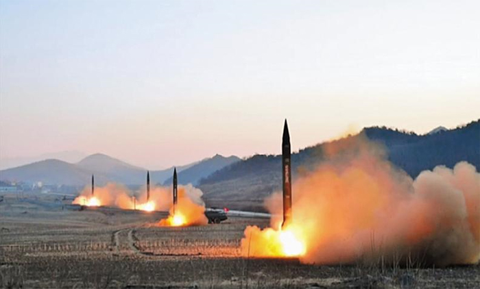북한이 조선중앙TV를 통해 지난 6일 실시한 4발의 탄도미사일 발사 장면을 공개했다. 스커드ER 4발이 평안북도 동창리 미사일 발사장 인근 논(畓)에서 거의 동시에 발사되고 있다. 북한은 이 미사일이 주일 미군 기지들을 겨냥한 것이라고 주장했다. /조선중앙TV