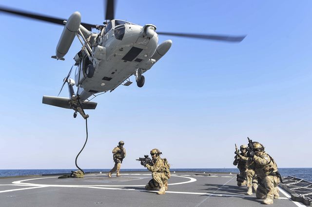해군 제1함대사령부 3특전대대(UDT/SEAL) 대원들과 미국 해군의 스테뎀함 승선 검색반 장병들이 지난 22일 독수리훈련(FE)의 일환으로 동해상에서 실시한 해양 차단 작전 중 승선 검색 훈련을 하고 있다. /해군 제1함대사령부 제공