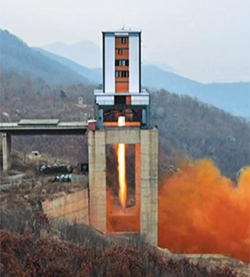북한이 지난 18일 서해위성발사장에서 신형 고출력 로켓 엔진 지상 분출 실험을 하는 모습. /조선중앙TV