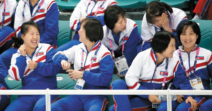 활짝 웃는 北선수들 - 2일 강릉하키센터에서 열린 한국과 슬로베니아 경기를 지켜보며 환하게 웃는 북한 여자 아이스하키 대표팀 선수들. 아이스하키 남북 대결은 오는 6일 강릉하키센터에서 열린다. /연합뉴스