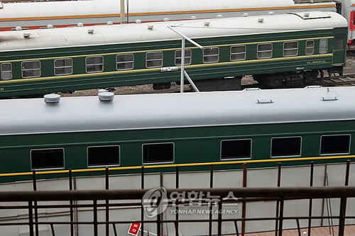 북한 김정일 국방위원장이 생전 이용하던 전용열차가 지난 2010년 중국 다롄역에 도착한 모습. 짙은 녹색에 노란색 줄이 있고 창문은 모두 선팅 된 채 방탄창으로 돼 있다./연합뉴스
