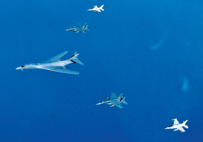 미 전략폭격기 B-1B(맨 앞쪽)가 지난 22일 한반도 상공에서 한·미 전투기와 연합훈련을 하고 있다. /연합뉴스