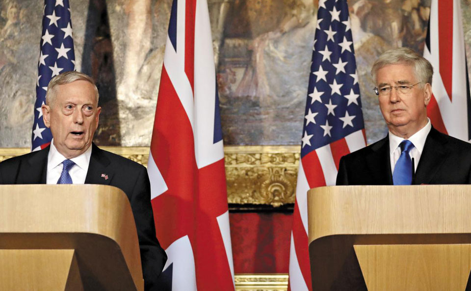 제임스 매티스(왼쪽) 미국 국방장관과 마이클 팰런 영국 국방장관이 지난 31일(현지 시각) 영국 런던에서 기자회견을 하고 있다. /AP 연합뉴스