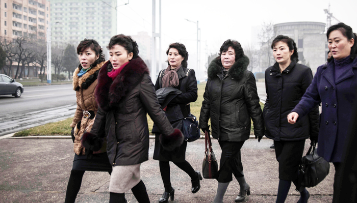 지난해 11월 평양 거리를 지나가는 북한 여성들의 모습. 박영자 통일연구원 연구위원은 “지금 ‘선군 정치’가 이뤄지는 북한에선 남성들이 무기력해진 반면 장마당에서 팔을 걷어붙인 여성들이 변화의 바람을 일으키고 있다”고 했다. /AFP연합뉴스