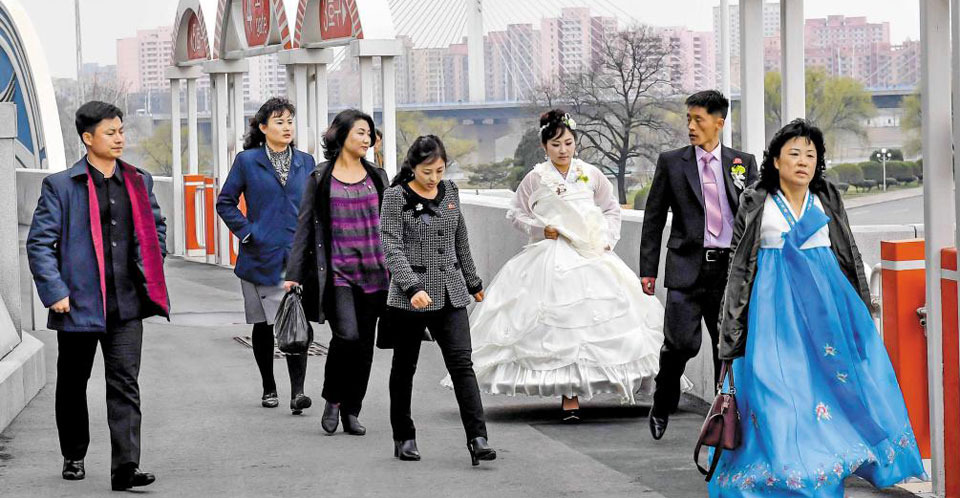 평양 신혼부부 - 지난 6일 북한의 한 신혼부부가 평양 능라도에 있는 5월1일 경기장을 둘러보는 모습. 평양의 거리에는 이들처럼 화려한 모습을 한 시민과 남루한 옷차림의 시민이 섞여 있었다. 북한은 한국 기자단이 평양 시민과 접촉하는 것을 허용하지 않았다. /사진공동취재단