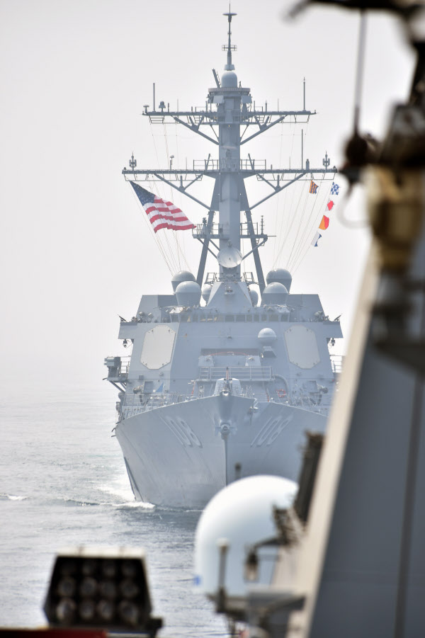 25일 서해에서 열린 한미 양국 해군 연합훈련에서 미 해군 웨인 메이어함이 작전을 펼치고 있다. /연합뉴스