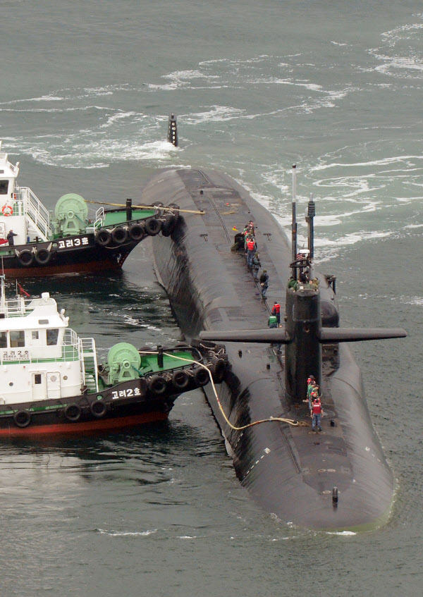 미 해군 7함대의 핵잠수함 미시간호가 25일 부산 해군작전기지에 입항하고 있다. /뉴시스