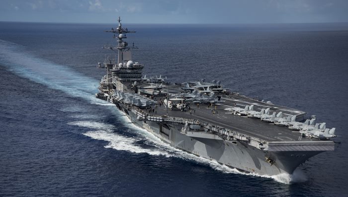 미국 핵추진 항공모함 칼빈슨이 지난 23일(현지시각) 일본 해상자위대 호위함 2척과 공동훈련을 하며 필리핀 앞바다를 지나고 있다. /AP 연합뉴스