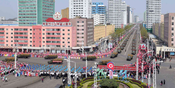 북한 김일성 주석의 생일인 태양절을 맞아 15일 김일성광장에서 열린 열병식 참가자들이 시민들의 환호를 받고 있다./연합뉴스