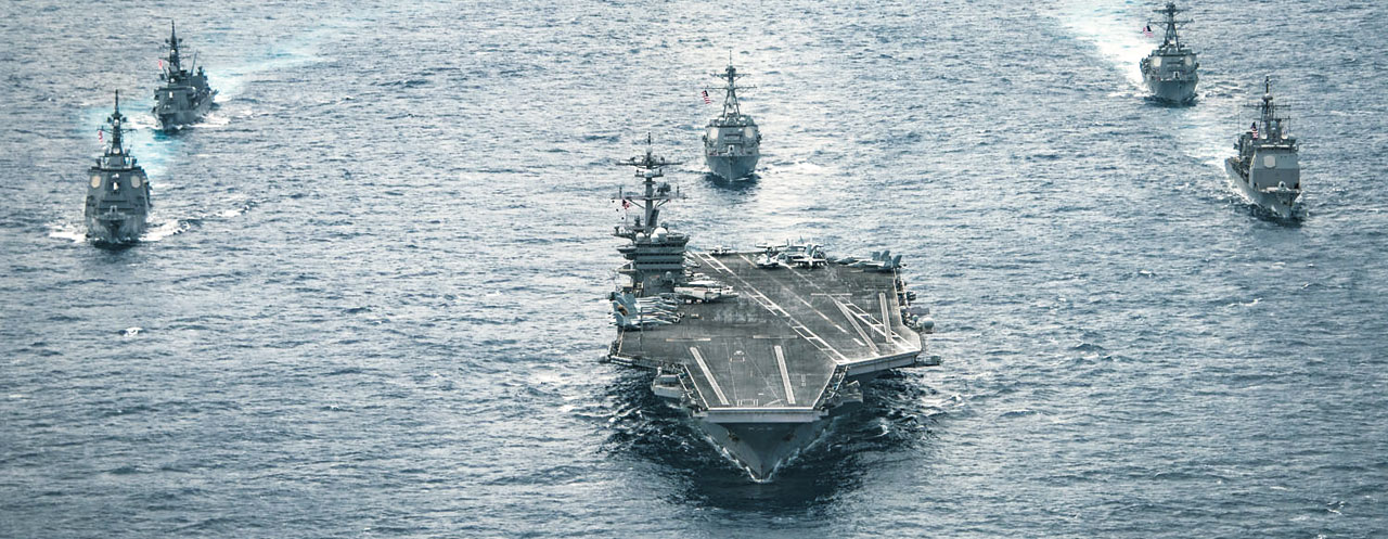 미국의 핵 추진 항공모함 칼빈슨호(가운데)는 29일 동해 진입과 동시에 우리 해군과 연합 해상 훈련에 돌입했다. 사진은 칼빈슨 전단이 지난 28일 일본 근해에서 일본 해상자위대 호위함 등과 훈련하는 모습. /미 해군.html