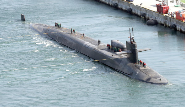 미국의 핵추진 잠수함 미시간(SSGN 727)이 29일 해군 부산기지에서 출항하고 있다./연합뉴스
