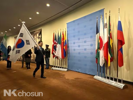 한국이 올해부터 안보리 이사국으로 활동을 시작했다. 2일(현지 시각) 뉴욕 유엔본부에서 이사국 국기 계양식이 열렸다. 황준국 유엔대사가 국기를 옮기는 모습.