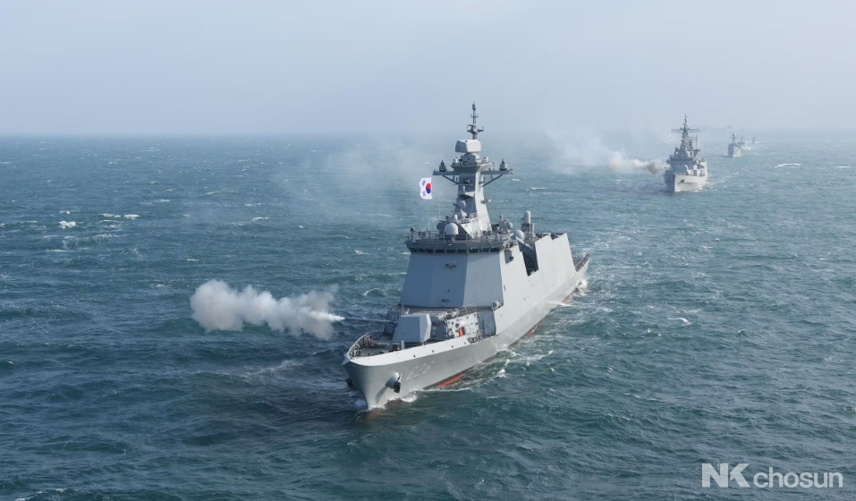 북한의 도발 위협이 증가되고 있는 가운데 천안함(맨 앞)과 을지문덕함(앞에서 두번째) 등 함정들이 3일 남해상에서 새해 첫 해상사격훈련을 하고 있다./해군