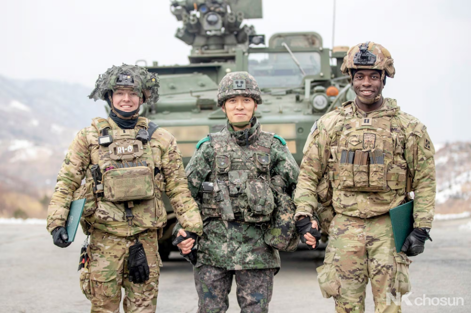 수기사 조승재(중령) 대대장이 훈련에 참가한 미군 장병들과 함께 기념사진을 촬영하고 있다. /2024.01.04 육군 제공
