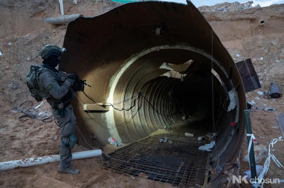 테러집단 하마스가 가자 지구와 이스라엘 간 국경 검문소 400m까지 구축한 땅굴. 지난달 17일 이스라엘군은 총 4km에 달하는 이 땅굴을 공개했다. /이스라엘 국방부