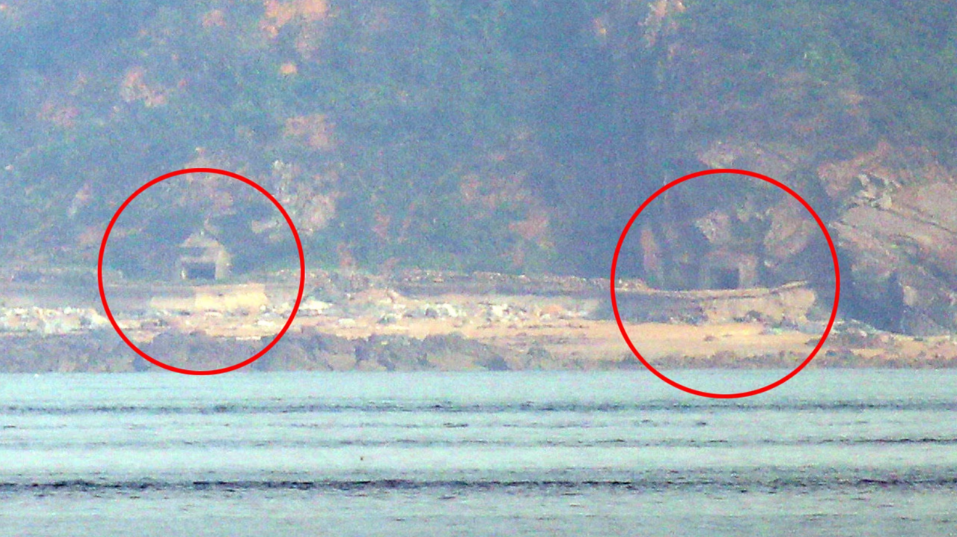 북한 개머리 해안의 포문이 열려있는 모습. /연합뉴스