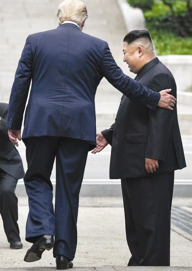 2019년 6월 판문점에서 군사 분계선 북쪽으로 넘어가고 있는 트럼프 미 전 대통령과 그를 맞이하는 김정은 북한 국무위원장의 모습. /AFP 연합뉴스